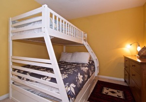 Charming Ski in/Ski Out townhouse, Free parking, Wood Fireplace, Professionally Managed