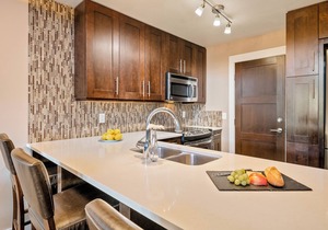 Chic 3-Bedroom [2BR+Loft] ~ Ski In-Out ~ TopFloor ~ Fireplace ~ AC