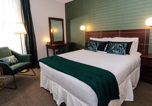 Chic Hotel Room with Terrace in front of Metro in the Village