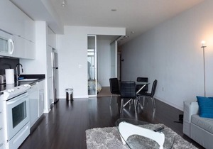 Classic Downtown Toronto Lakeview Condo With Free Parking