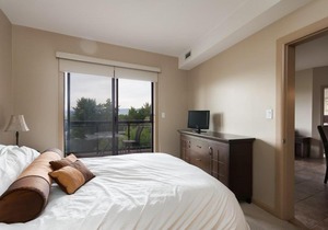 Corner Apartment with Lake View #518