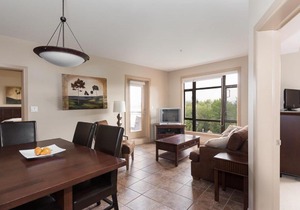 Corner Apartment with Lake View #518