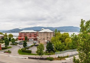 Corner Apartment with Lake View #518