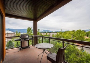 Corner Apartment with Lake View #518