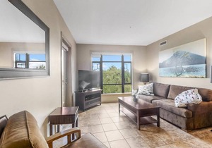 Corner Apartment with Lake View 518