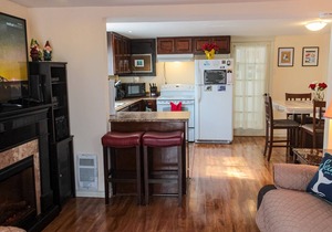 Country home 20 min from city has an ocean view, bird feeders, & a whirlpool tub