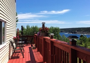 Country home 20 min from city has an ocean view, bird feeders, & a whirlpool tub