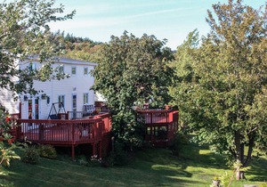 Country home 20 min from city has an ocean view, bird feeders, & a whirlpool tub