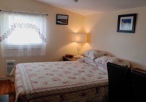 Country home 20 min from city has an ocean view, bird feeders, & a whirlpool tub