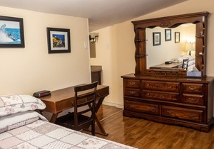 Country home 20 min from city has an ocean view, bird feeders, & a whirlpool tub
