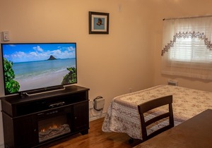 Country home 20 min from city has an ocean view, bird feeders, & a whirlpool tub