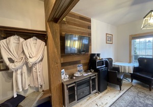 Country Suite - HotTub, KingBd, Downtown