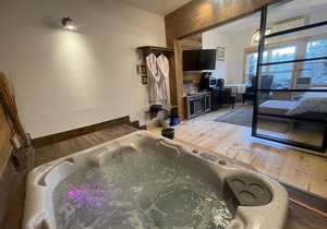Country Suite - HotTub, KingBd, Downtown