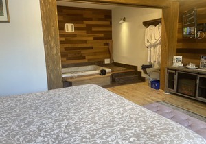Country Suite - HotTub, KingBd, Downtown