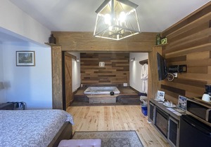 Country Suite - HotTub, KingBd, Downtown