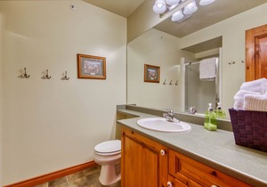 Cozy and Spacious Condo Walking Distance to Lifts and Village