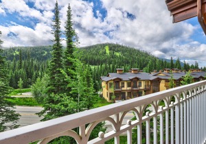 Cozy and Spacious Condo Walking Distance to Lifts and Village