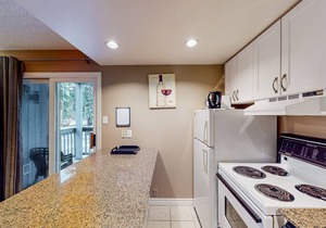Cozy condo w/shared pool & tennis courts - walk to lifts/shuttle