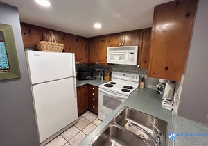 Cozy Ground Floor, Free Parking, Pool and Hot Tub, Deck