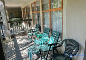 Cozy Ground Floor, Free Parking, Pool and Hot Tub, Deck