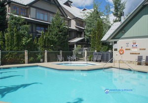 Cozy Ground Floor, Free Parking, Pool and Hot Tub, Deck