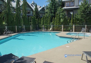 Cozy Ground Floor, Free Parking, Pool and Hot Tub, Deck