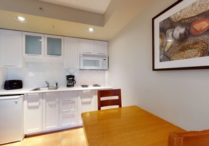 Cozy third-floor studio with elevator, nearby golf, & fireplace - walk to lifts