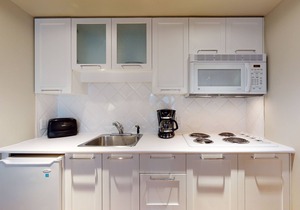 Cozy third-floor studio with elevator, nearby golf, & fireplace - walk to lifts
