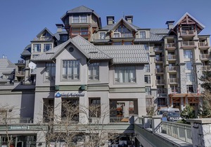 Cozy third-floor studio with elevator, nearby golf, & fireplace - walk to lifts