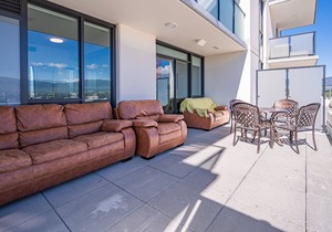 Downtown Lake-view 1 bedroom Condo in Kelowna