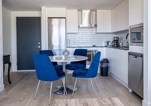 Downtown Lake-view 1 bedroom Condo in Kelowna