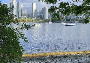 Downtown Vancouver (Olympic Village), free parking, gym, A/C, close to transit
