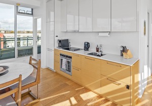 Downtown Waterfront Janion Penthouse with 270° harbour views & free parking