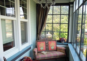 Dragonfly Cottage - Central Location, Country Charm - Walk Downtown or the Ocean