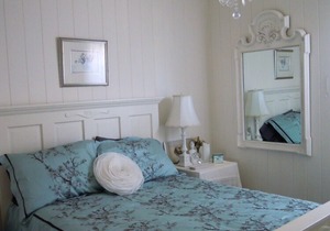 Dragonfly Cottage - Central Location, Country Charm - Walk Downtown or the Ocean