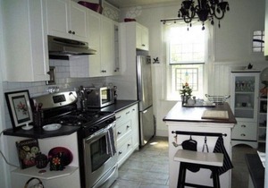 Dragonfly Cottage - Central Location, Country Charm - Walk Downtown or the Ocean