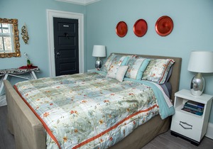 Dragonfly Cottage - Central Location, Country Charm - Walk Downtown or the Ocean
