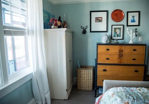 Dragonfly Cottage - Central Location, Country Charm - Walk Downtown or the Ocean