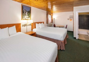 Econo Lodge Inn & Suites