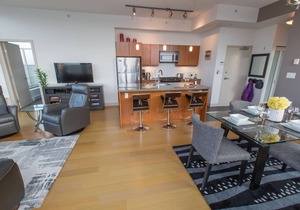 Executive Luxury Suite - Everything's Just Down The Street Suite!