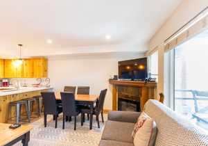 FABULOUS LOCATION Private Hot Tub, NO Car needed, Sleeps 8