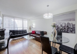 Free Parking Bay St. Condo (Sleeps 4) w. Big Balcony Walk to Sick Kids Hospital