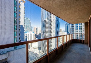 Free Parking Bay St. Condo (Sleeps 4) w. Big Balcony Walk to Sick Kids Hospital