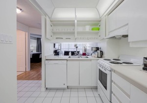 Free Parking Bay St. Condo (Sleeps 4) w. Big Balcony Walk to Sick Kids Hospital