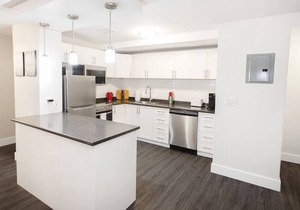 Free Parking! One-bedroom suite w/ patio & laundry