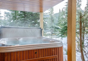 Ground floor 1 bedroom condo, great location close to village centre and next to ski runs