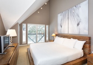 Guest Favourite w/ Ski-In-Out Access, Hot Tub