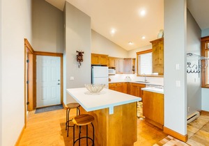 Homey mountain condo w/ski-in/ski-out access, private hot tub & free WiFi
