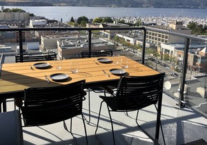 Kelowna Executive condo overlooking the Lake!!!