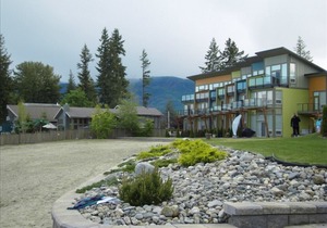 Lakefront Modern & Luxurious 2 Bedroom & Loft